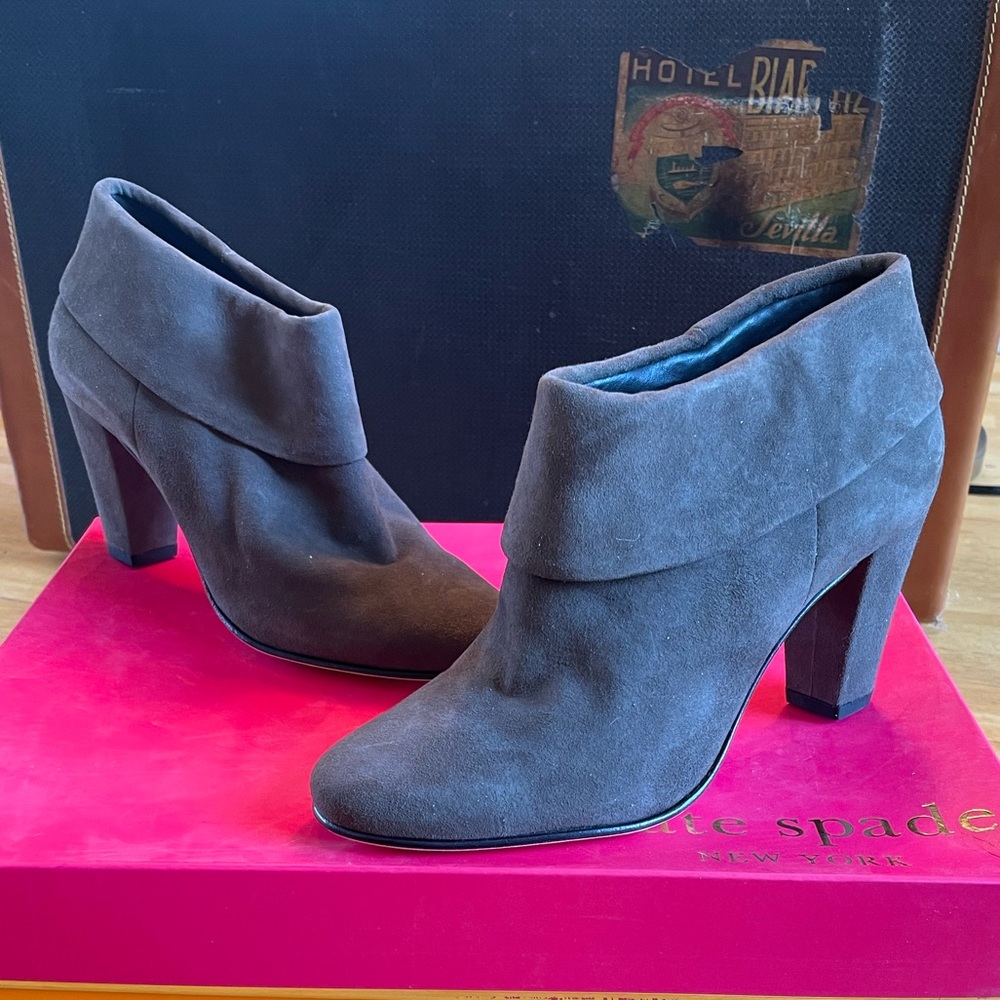 Kate Spade Grey Suede ankle boots w/ heel barely any wear gray w/ box